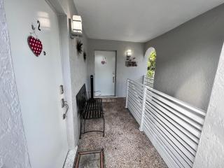 Stylish Studio Apartment by Miami Airport - 1