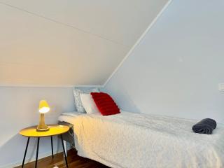 Workers Premium House With 6 Bedrooms 2 bath And Free Parking - 6