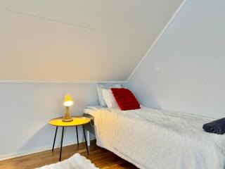 Workers Premium House With 6 Bedrooms 2 bath And Free Parking - 4