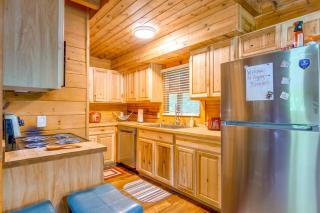 Cabin w/ Hot Tub + Fishing Pond in Del Rio! - 1