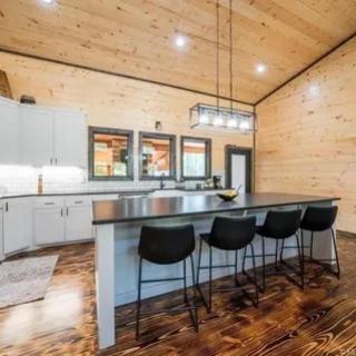 THE HAPPIEST PLACE-Luxury pet-friendly Broken Bow cabin with hot tub & fire pit - 4