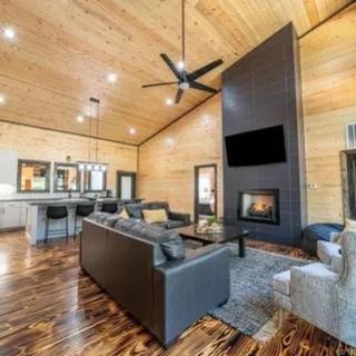 THE HAPPIEST PLACE-Luxury pet-friendly Broken Bow cabin with hot tub & fire pit - 8