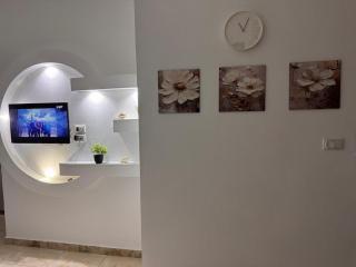 Charming Apt with Sunny Balcony, Walk to Sheraton St - 6