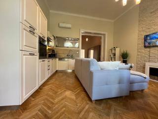 City Centre Main Square Apartment - 1