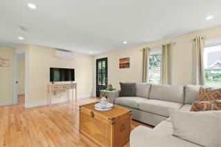 Modern Dog-Friendly Cape Cod Cottage Near Beaches - 9