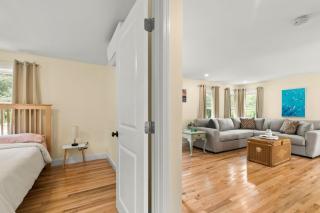 Modern Dog-Friendly Cape Cod Cottage Near Beaches - 4