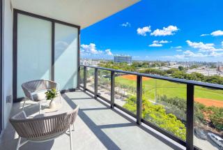 Ocean View 1BR with Balcony Pool & Gym Near Beach - 9