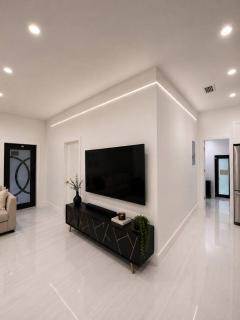 Luxury Designer 4BD Home with Spa Next to Downtown - 9