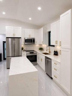 Luxury Designer 4BD Home with Spa Next to Downtown - 8