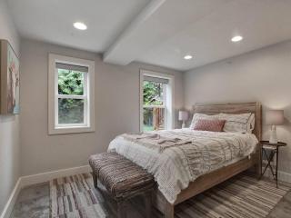 Private Daylight Basement, Near Downtown and Lake - 2