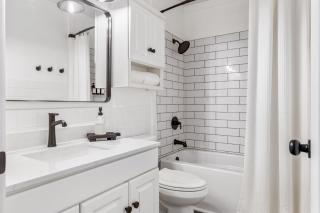 Western Wentzville Bungalow by StayLage - 9