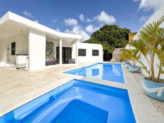 Villa 14 huéspedes - Piscina, jacuzzi y jardín privado - 15 min aereopuerto y playa - 0