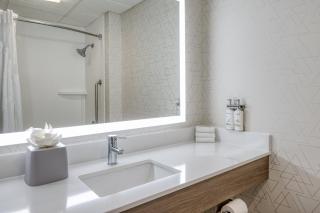 Holiday Inn Express Hotel & Suites Columbus Airport by IHG - 6