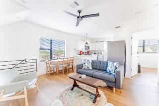 East Downtown 3BR Condo w Fast WiFi and Sleeps 8 - 0
