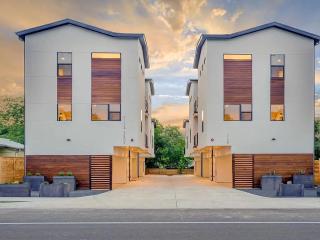 East Downtown 3BR Condo w Fast WiFi and Sleeps 8 - 4