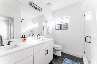 East Downtown 3BR Condo w Fast WiFi and Sleeps 8 - 1