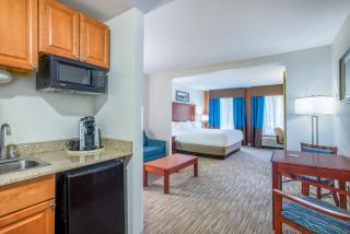 Holiday Inn Express Hotel & Suites Brattleboro by IHG - Brattleboro - 3