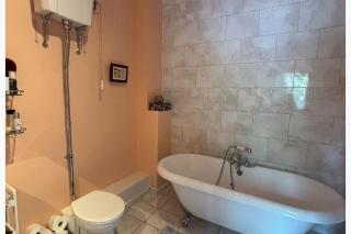 Chobham 4-Bed House Sleeps 9 w Parking & Garden - 0