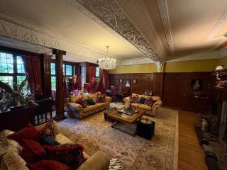 Chobham 4-Bed House Sleeps 9 w Parking & Garden - 8