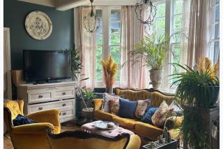Chobham 4-Bed House Sleeps 9 w Parking & Garden - 6