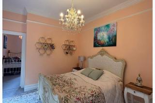 Chobham 4-Bed House Sleeps 9 w Parking & Garden - 3