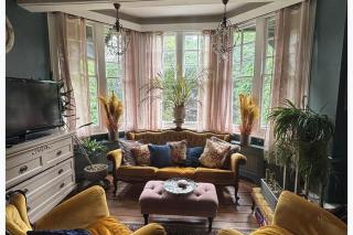 Chobham 4-Bed House Sleeps 9 w Parking & Garden - 1