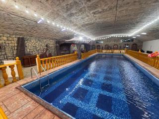 Al Saad Farm Private Resort 5 Bedrooms with Two Indoor Pools and Kids area By Betu - 0