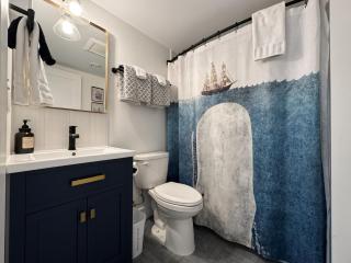 Charming 1 bedbath Suite in waterfront Cottage - 1