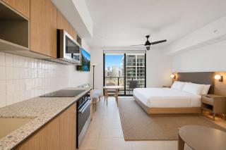 King Studio with Balcony a Pool and City Views in Miami 2806 - 9