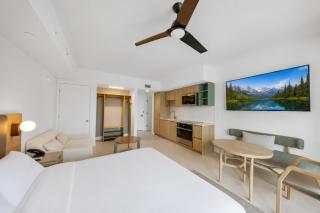 King Studio with Balcony a Pool and City Views in Miami 2806 - 3
