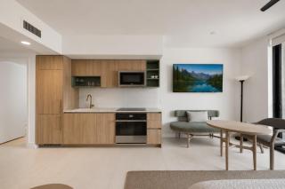 King Studio with Balcony a Pool and City Views in Miami 2806 - 1