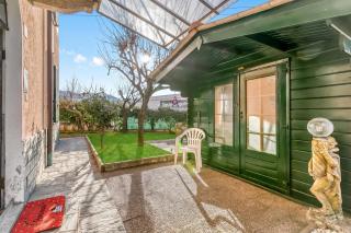 Bee Apartment: Luino Lakeside with Outdoor Dining - Happy Rentals - 9