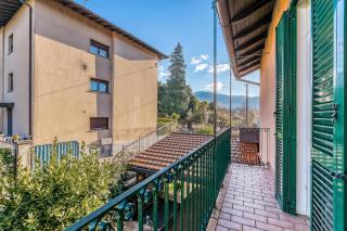 Bee Apartment: Luino Lakeside with Outdoor Dining - Happy Rentals - 2