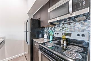 Chic King Bed 1BR Suite 5 Min to DT w pool - 7