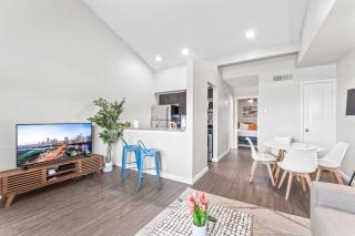 Chic King Bed 1BR Suite 5 Min to DT w pool - 6