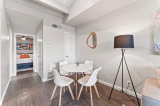 Chic King Bed 1BR Suite 5 Min to DT w pool - 5
