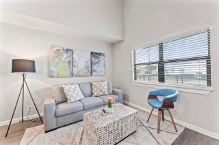 Chic King Bed 1BR Suite 5 Min to DT w pool - 1