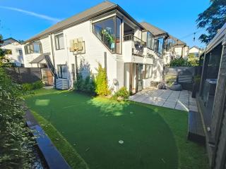 Home on Hagley with Spa Pool & two car parks - 7