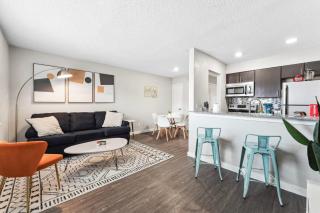 Charming King Bed 1BR 5 Min to DT w pool - 0