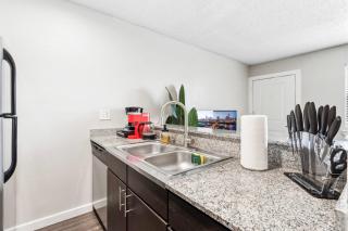 Charming King Bed 1BR 5 Min to DT w pool - 1