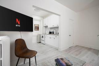 Stylish Roncesvalles Flat - Apartment - 6