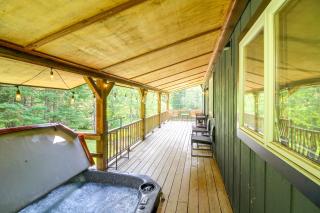 1 Mi to Mount Snow! Classic Chalet w/ Hot Tub - 9