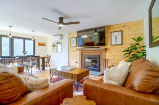 1 Mi to Mount Snow! Classic Chalet w/ Hot Tub - 6