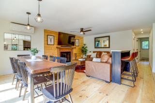 1 Mi to Mount Snow! Classic Chalet w/ Hot Tub - 4