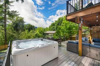 Mountain Ridge Retreat with hot tub & fire pit - 0