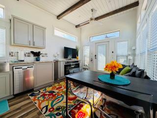 The Tiny Tejas with Pool and Hot Tub - Austin - 1