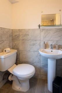 Contractor Base - 3BR - Free Parking - Fast Wi-Fi - 3