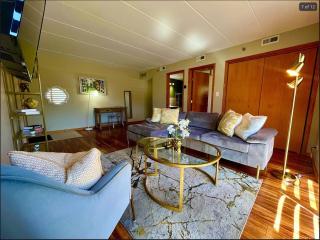 Modern 1-Bedroom Condo with Private Parking - 0