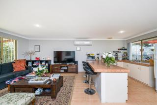 Waves And Moore - Beautifully presented home - 2