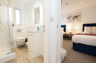 Cardiff Central Luxury Apartment with Balcony with Hot Tub and Free Parking - 8